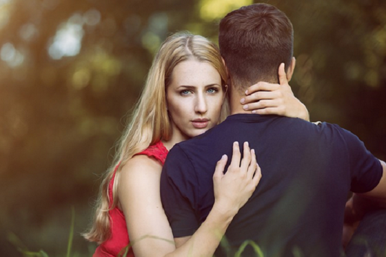 3 Alasan Keliru Wanita Terima Cinta Pria, Di Antaranya Untuk Mengisi Kesepian